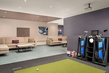 Indoor golf driving range