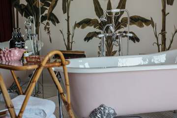 Deep soaking bathtub