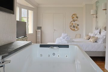 Indoor spa tub