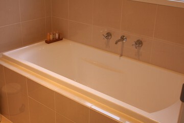 Deep soaking bathtub