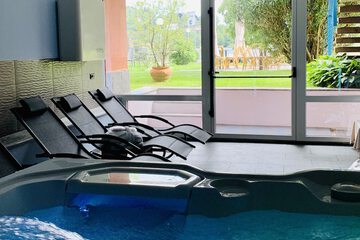 Indoor spa tub