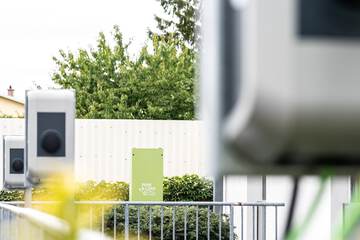 Electric vehicle charging station