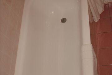 Deep soaking bathtub