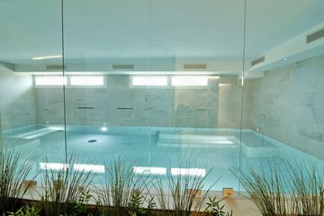 Indoor spa tub