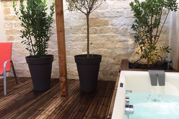 Deep soaking bathtub
