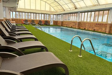 Indoor/outdoor pool
