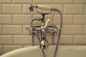 Deep soaking bathtub