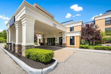 Four Points by Sheraton Newburgh Stewart Airport