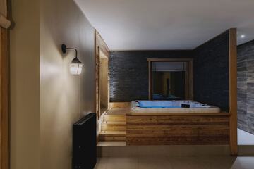 Indoor spa tub