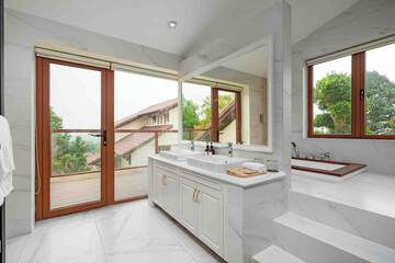 Deep soaking bathtub