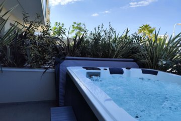 Outdoor spa tub