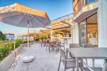 Swim-up bar