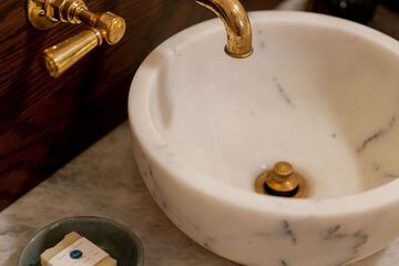 Bathroom sink