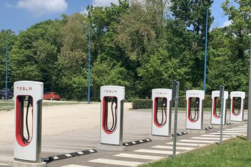 Electric vehicle charging station