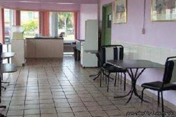 Econo Lodge Inn & Suites