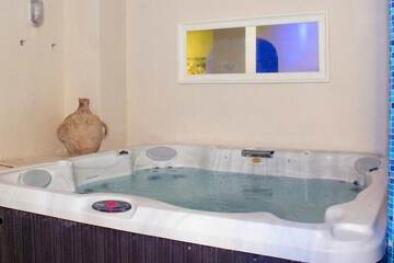 Indoor spa tub