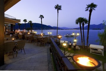 Poolside bar