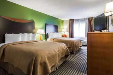 Guest room with double beds