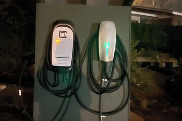Electric vehicle charging station