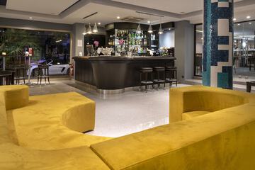 Lobby lounge