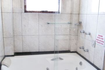 Deep soaking bathtub