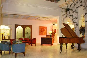 Lobby lounge