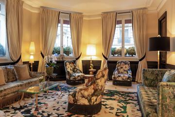 Lobby lounge