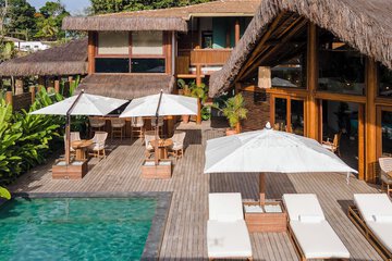 Poolside bar