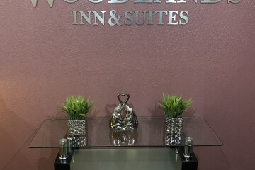 Woodlands Inn & Suites