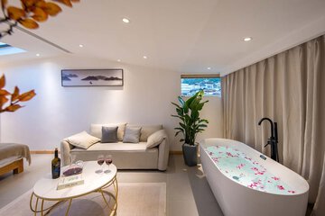 Deep soaking bathtub