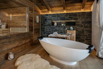 Deep soaking bathtub