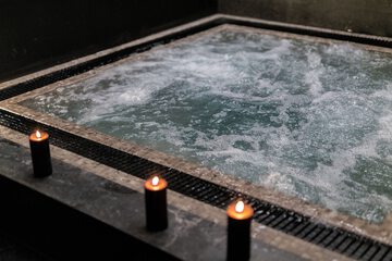 Indoor spa tub