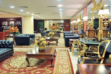 Lobby lounge