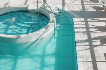 Indoor spa tub