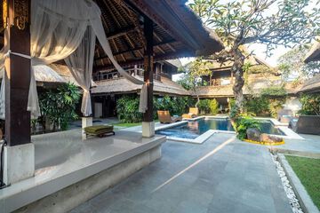 Indoor/outdoor pool