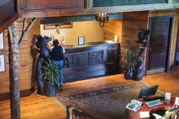 Check-in/check-out kiosk