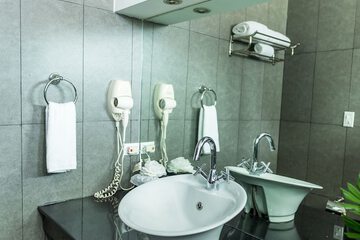 Bathroom sink