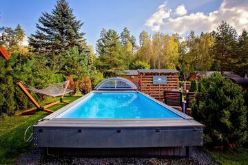 Indoor/outdoor pool