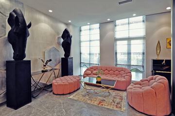 Lobby lounge
