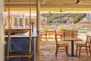 Swim-up bar