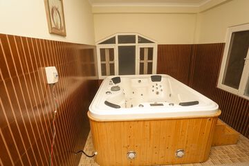 Exercise/lap pool