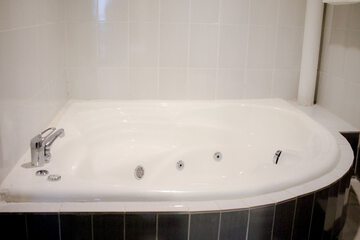 Jetted tub