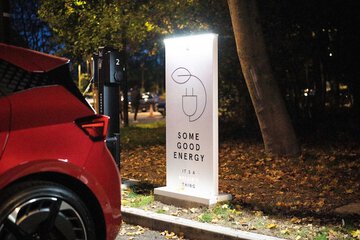 Electric vehicle charging station