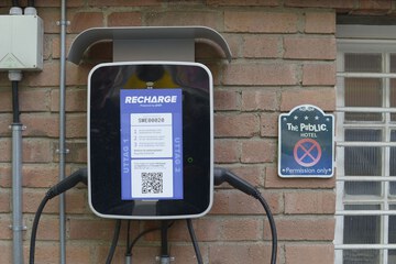 Electric vehicle charging station