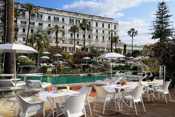 Poolside bar