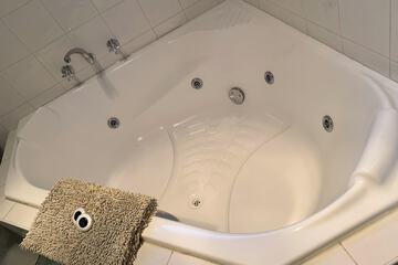 Jetted tub