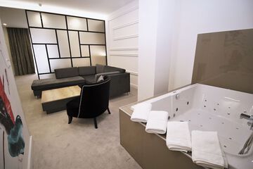 Private spa tub