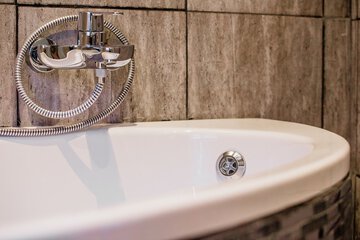 Deep soaking bathtub