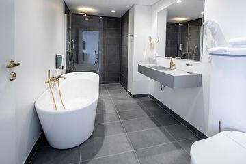 Deep soaking bathtub