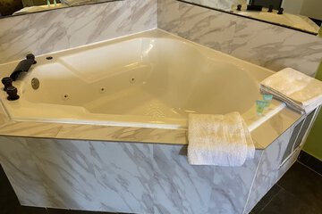 Jetted tub